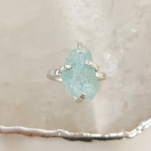 Lade das Bild in den Galerie-Viewer, Ring Aquamarin Rohstein Silber
