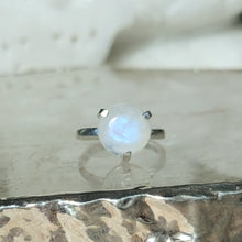 Lade das Bild in den Galerie-Viewer, Ring Regenbogen Mondstein Silber