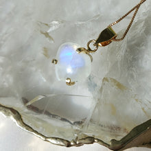 Lade das Bild in den Galerie-Viewer, Kettenanhänger Regenbogen Mondstein Herz Gold