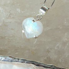 Lade das Bild in den Galerie-Viewer, Kettenanhänger Regenbogen Mondstein Herz Silber