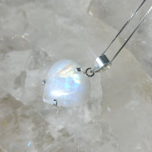 Lade das Bild in den Galerie-Viewer, Kettenanhänger Regenbogen Mondstein Herz Silber