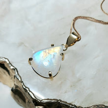 Lade das Bild in den Galerie-Viewer, AAA High Quality Kettenanhänger Regenbogen Mondstein Gold
