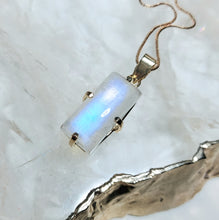 Lade das Bild in den Galerie-Viewer, AAA High Quality Kettenanhänger Regenbogen Mondstein Gold