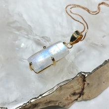 Lade das Bild in den Galerie-Viewer, AAA High Quality Kettenanhänger Regenbogen Mondstein Gold