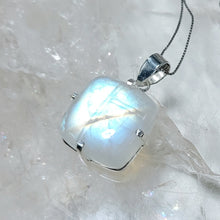 Lade das Bild in den Galerie-Viewer, AAA High Quality Kettenanhänger Regenbogen Mondstein Silber