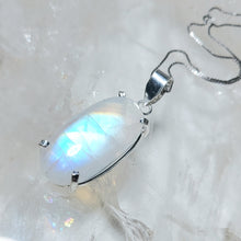 Lade das Bild in den Galerie-Viewer, AAA High Quality Kettenanhänger Regenbogen Mondstein Silber