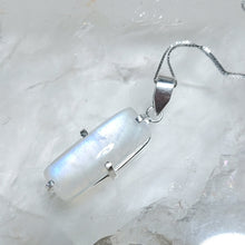 Lade das Bild in den Galerie-Viewer, AAA High Quality Kettenanhänger Regenbogen Mondstein Silber