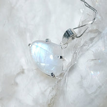 Lade das Bild in den Galerie-Viewer, AAA High Quality Kettenanhänger Regenbogen Mondstein Silber