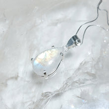 Lade das Bild in den Galerie-Viewer, AAA High Quality Kettenanhänger Regenbogen Mondstein Silber