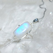 Lade das Bild in den Galerie-Viewer, AAA High Quality Kettenanhänger Regenbogen Mondstein Silber