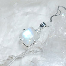 Lade das Bild in den Galerie-Viewer, AAA High Quality Kettenanhänger Regenbogen Mondstein Silber