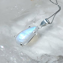 Lade das Bild in den Galerie-Viewer, AAA High Quality Kettenanhänger Regenbogen Mondstein Silber