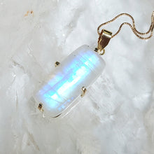 Lade das Bild in den Galerie-Viewer, AAA High Quality Kettenanhänger Regenbogen Mondstein Gold