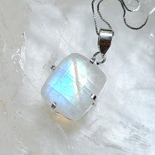 Lade das Bild in den Galerie-Viewer, AAA High Quality Kettenanhänger Regenbogen Mondstein Silber