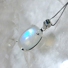 Lade das Bild in den Galerie-Viewer, AAA High Quality Kettenanhänger Regenbogen Mondstein Silber