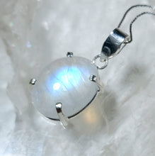 Lade das Bild in den Galerie-Viewer, AAA High Quality Kettenanhänger Regenbogen Mondstein Silber