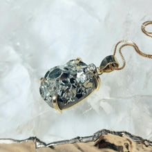 Lade das Bild in den Galerie-Viewer, Kettenanhänger Pyrit Oval Gold