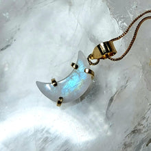 Lade das Bild in den Galerie-Viewer, A-Qualität Kettenanhänger Regenbogen Mondstein Mond Gold