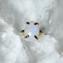Lade das Bild in den Galerie-Viewer, B-Ware Ring Regenbogen Mondstein Oval Gold (Ringgr. 48-51)