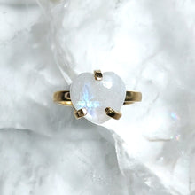 Lade das Bild in den Galerie-Viewer, A-Qualität Ring Regenbogen Mondstein Herz Gold (Ringgr. 48-51)