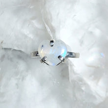 Lade das Bild in den Galerie-Viewer, AA-Qualität Ring Regenbogen Mondstein Herz Silber (Ringgr. 48-51)