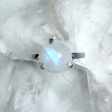 Lade das Bild in den Galerie-Viewer, AA-Qualität Ring Regenbogen Mondstein Rund Silber (Ringgr. 48-51)