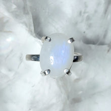 Lade das Bild in den Galerie-Viewer, A-Qualität Ring Regenbogen Mondstein Oval Silber (Ringgr. 49-53)