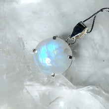 Lade das Bild in den Galerie-Viewer, A-Qualität Kettenanhänger Regenbogen Mondstein Oval Silber