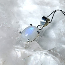 Lade das Bild in den Galerie-Viewer, A-Qualität Kettenanhänger Regenbogen Mondstein Oval Silber