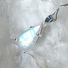 Lade das Bild in den Galerie-Viewer, AA-Qualität Kettenanhänger Regenbogen Mondstein Tropfen Silber