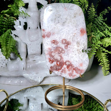 Lade das Bild in den Galerie-Viewer, B Ware Pink Amethyst Scheibe auf Stand