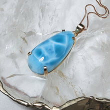 Lade das Bild in den Galerie-Viewer, B Ware Kettenanhänger Larimar Dreieck Gold