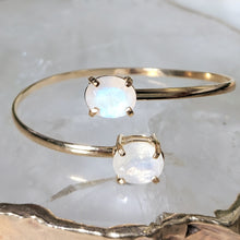 Lade das Bild in den Galerie-Viewer, Zwillingsarmband Regenbogen Mondstein facettiert Gold