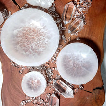 Lade das Bild in den Galerie-Viewer, Selenit Schale Rund Variation