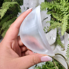 Lade das Bild in den Galerie-Viewer, Selenit Mond Schale
