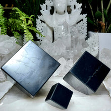 Lade das Bild in den Galerie-Viewer, Schungit Würfel Selbststehend