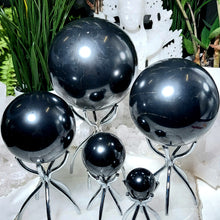 Lade das Bild in den Galerie-Viewer, Schungit Kugel