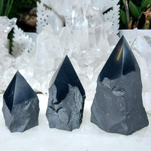 Lade das Bild in den Galerie-Viewer, Schungit halbpolierte Rohsteinspitze