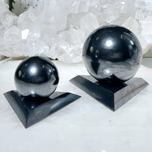 Lade das Bild in den Galerie-Viewer, Schungit Kugelhalter