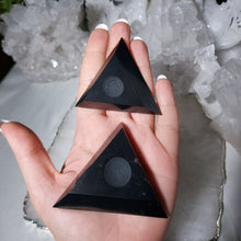 Lade das Bild in den Galerie-Viewer, Schungit Kugelhalter