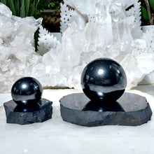 Lade das Bild in den Galerie-Viewer, Schungit Kugelhalter