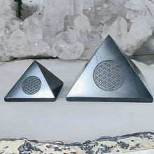 Lade das Bild in den Galerie-Viewer, Schungit Pyramide Blume des Lebens