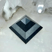 Lade das Bild in den Galerie-Viewer, Schungit mit Talkochlorit gestreifte Pyramide
