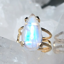 Lade das Bild in den Galerie-Viewer, AAA High Quality Ring Regenbogen Mondstein Tropfen Gold (Ringgr. 51-54)