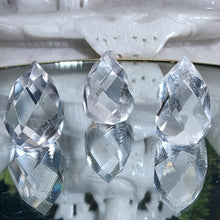 Lade das Bild in den Galerie-Viewer, Facettierte Bergkristall Spitze