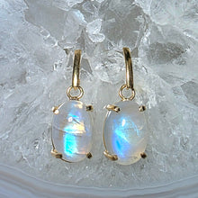 Lade das Bild in den Galerie-Viewer, Ohrringe High Quality Regenbogen Mondstein Gold