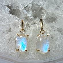 Lade das Bild in den Galerie-Viewer, Ohrringe High Quality Regenbogen Mondstein Gold