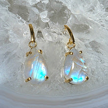 Lade das Bild in den Galerie-Viewer, Ohrringe High Quality Regenbogen Mondstein Gold