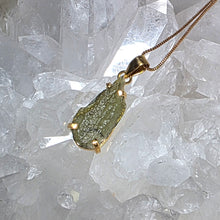 Lade das Bild in den Galerie-Viewer, Kettenanhänger Moldavit Gold