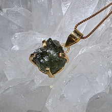Lade das Bild in den Galerie-Viewer, Kettenanhänger Moldavit Gold